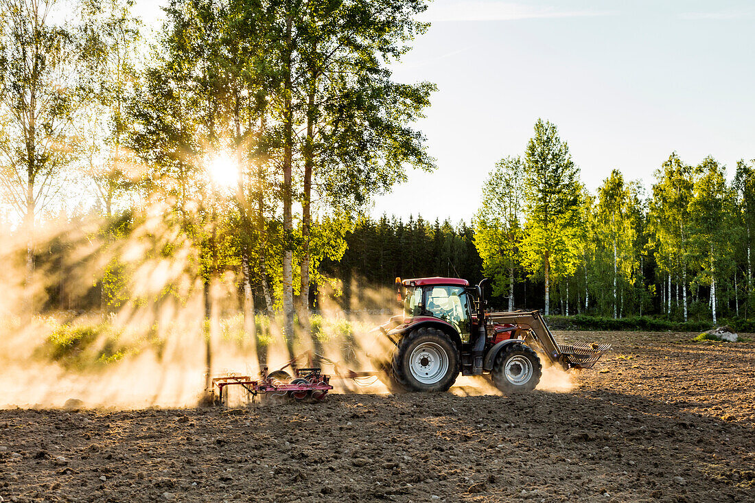 Traktor pflügt Feld an einem sonnigen Tag
