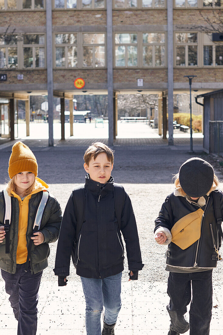 Kinder, die zusammen laufen