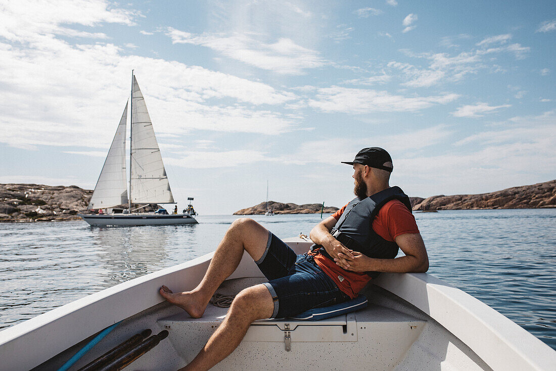 Mann entspannt auf Boot
