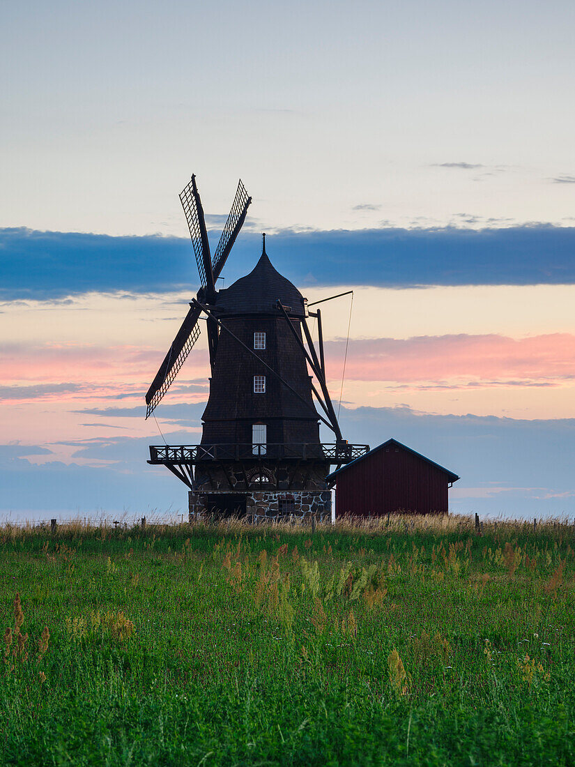 Hölzerne Windmühle bei Sonnenuntergang