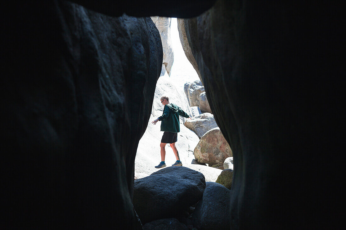 Mann stehend in Höhle am Meer