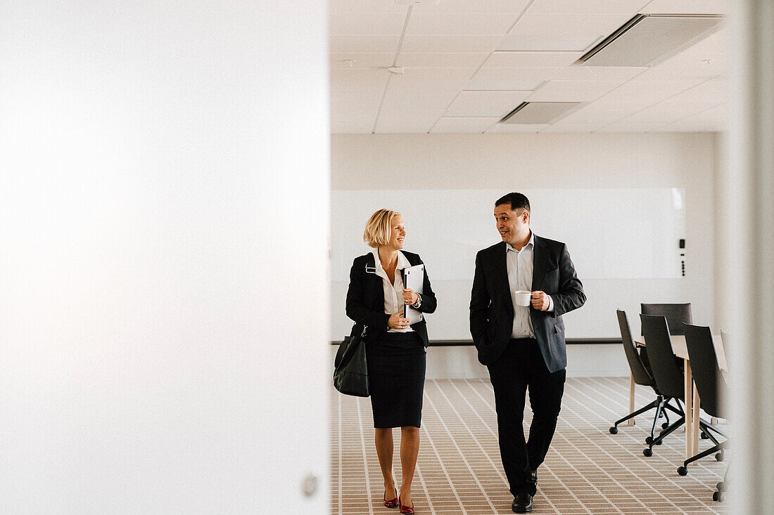 Geschäftsleute im Gespräch im Büro