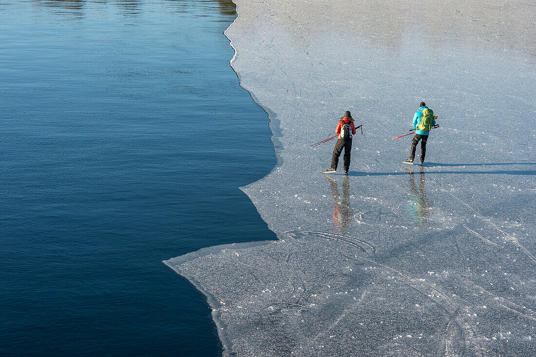 Menschen beim Schlittschuhlaufen am offenen Meer