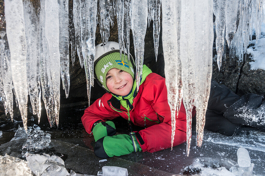 Junge versteckt sich in Höhle mit Eis