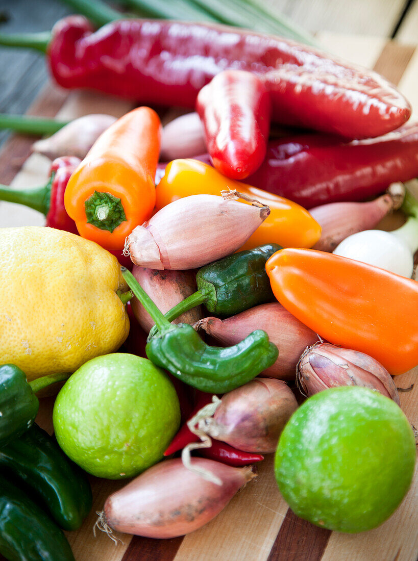 Haufen von frischem Obst und Gemüse