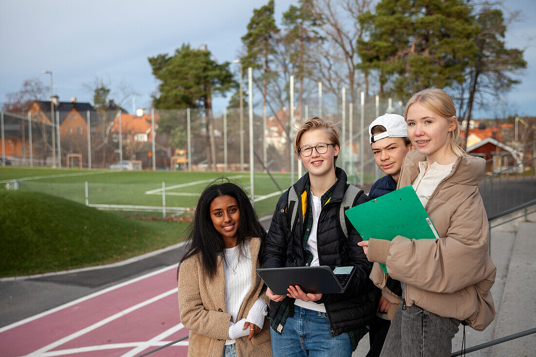 Porträt von Freunden im Teenageralter mit Laptop