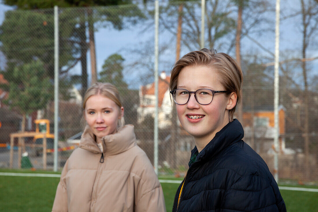 Porträt eines Jungen und eines Mädchens im Teenageralter