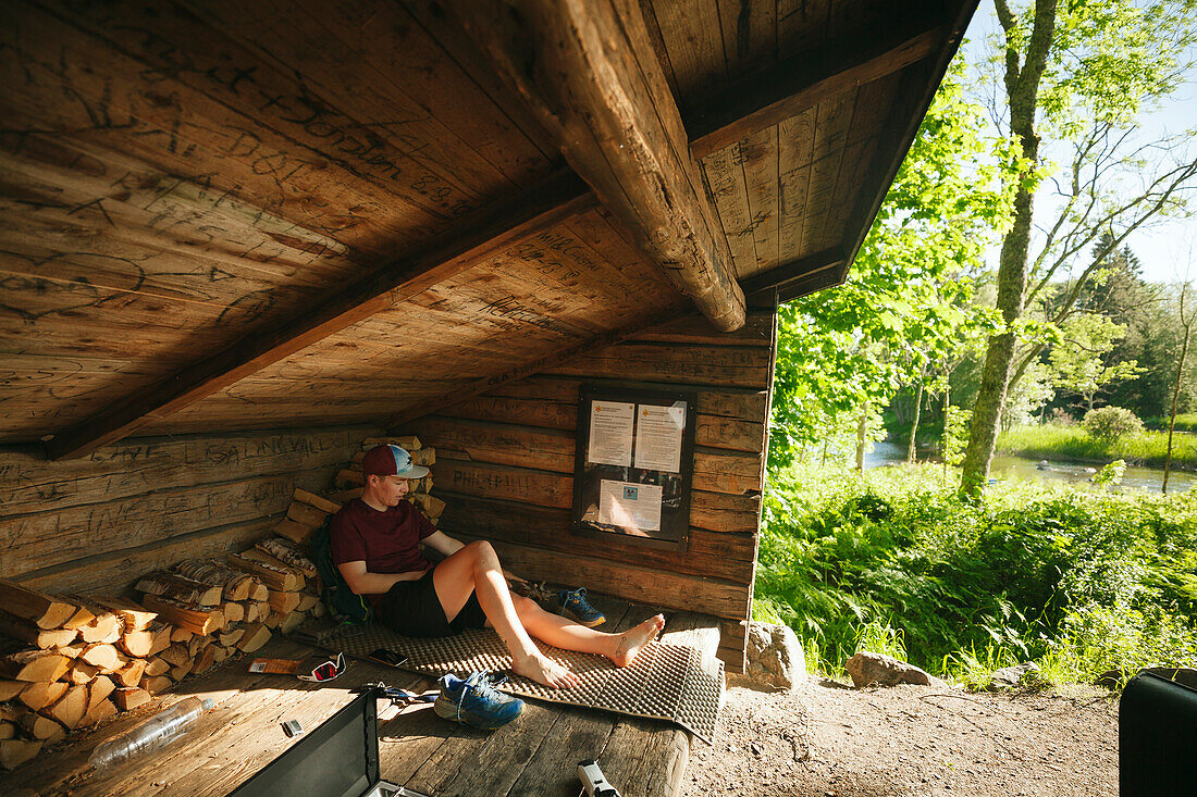 Junger Mann auf dem Campingplatz