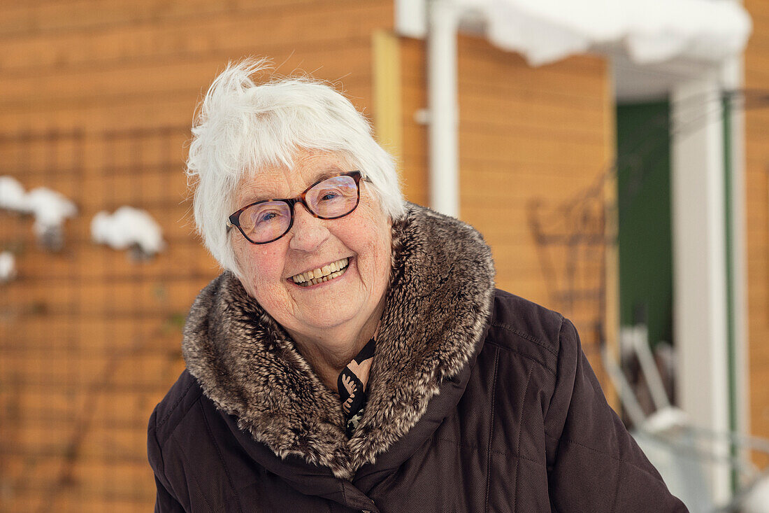 Porträt einer glücklichen Frau mit Blick in die Kamera