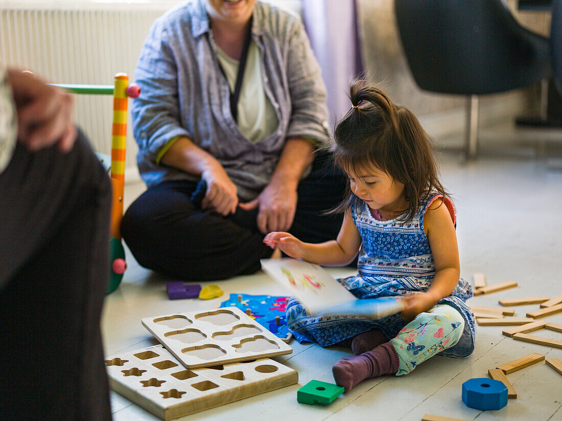 Mädchen spielt auf dem Boden