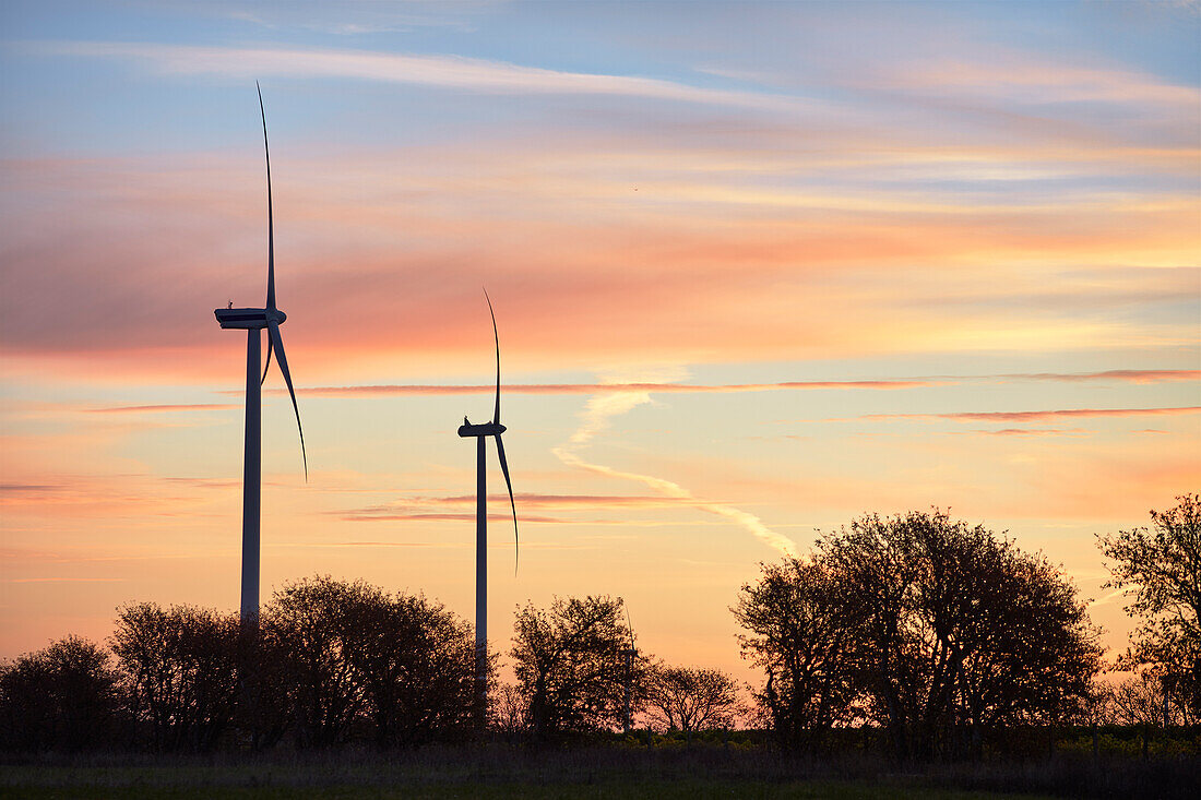 Blick auf Windkraftanlagen bei Sonnenuntergang