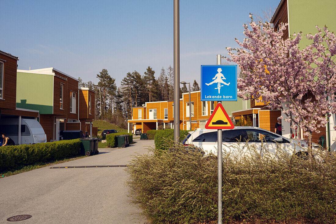 Spielende Kinder Schild in Vorstadt