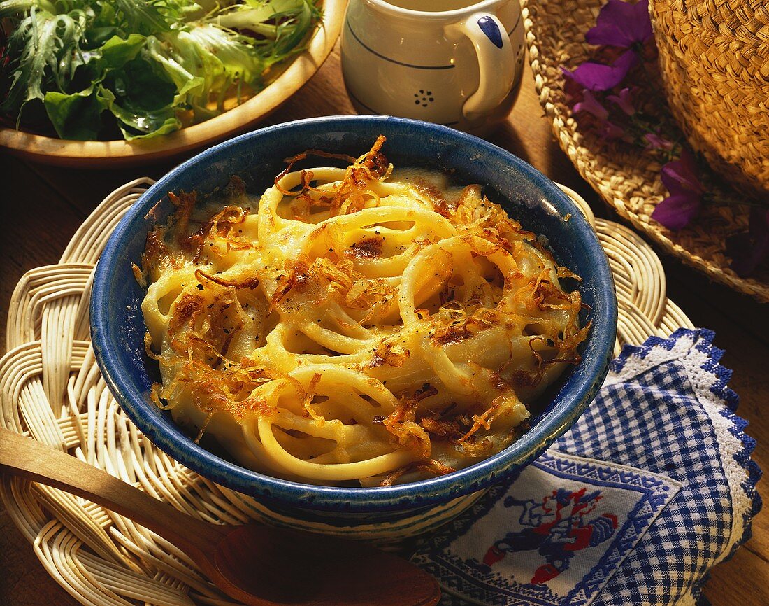 Baked macaroni dish with roast onions