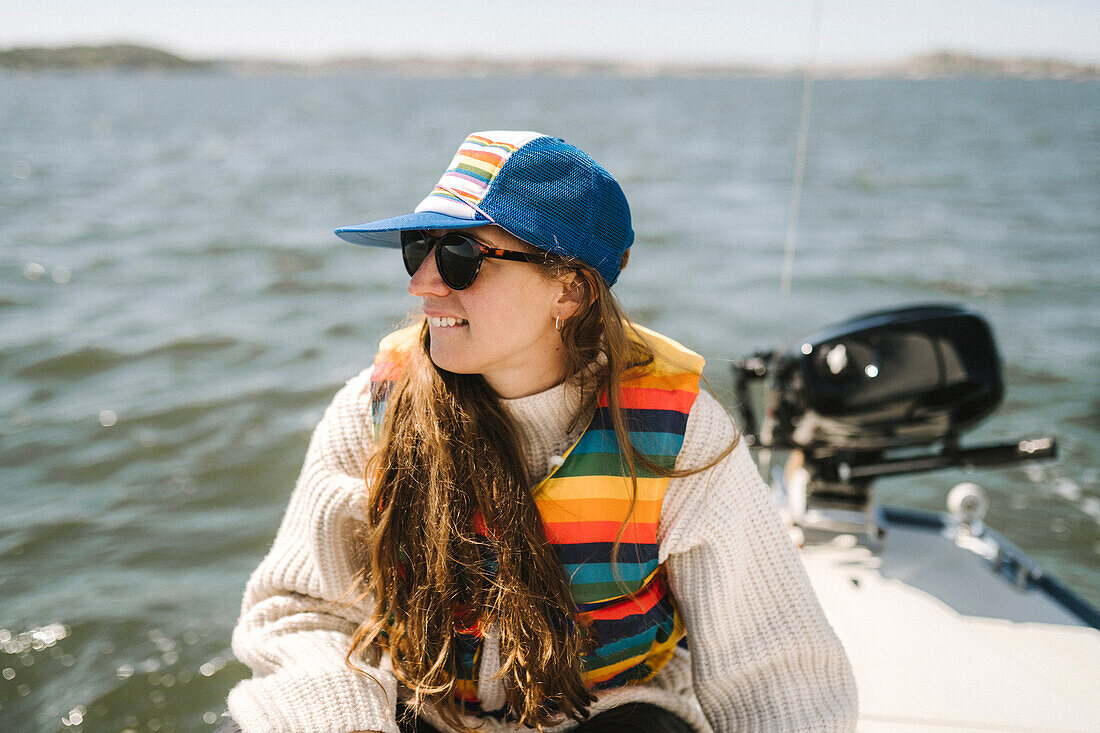 Lächelnde Frau auf einem Boot sitzend