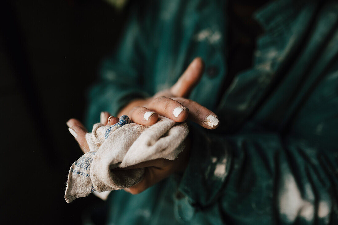 Frau reinigt Hände mit Lappen