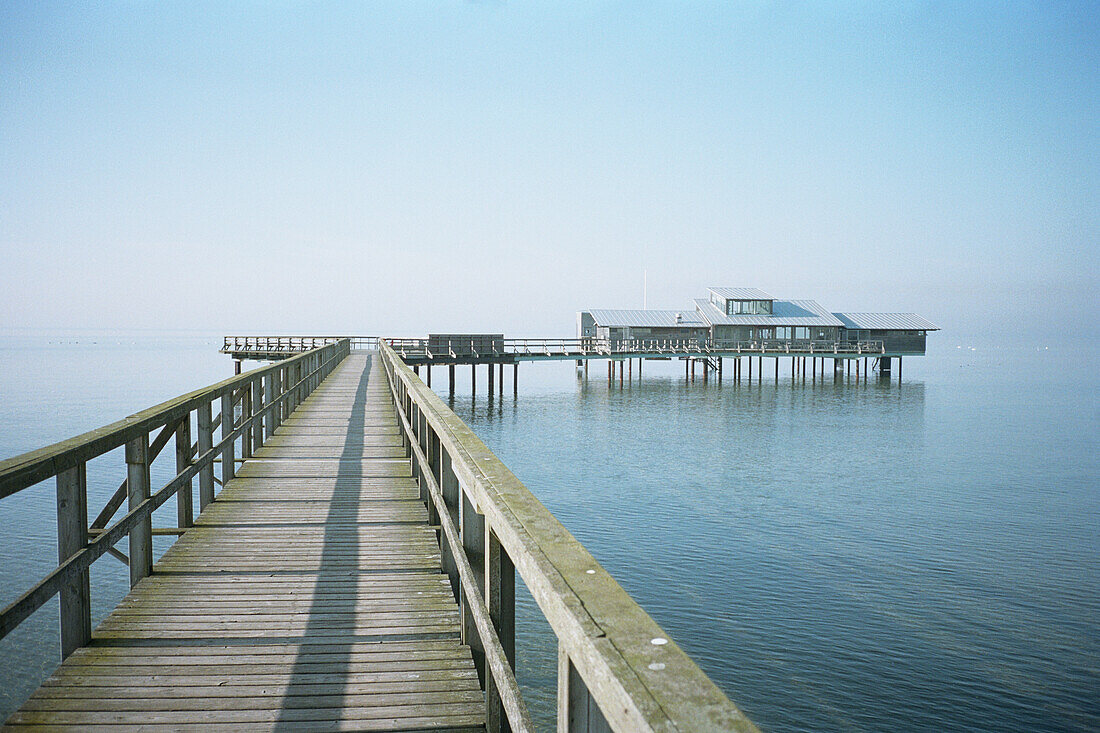 Leerer Holzsteg und blauer Himmel