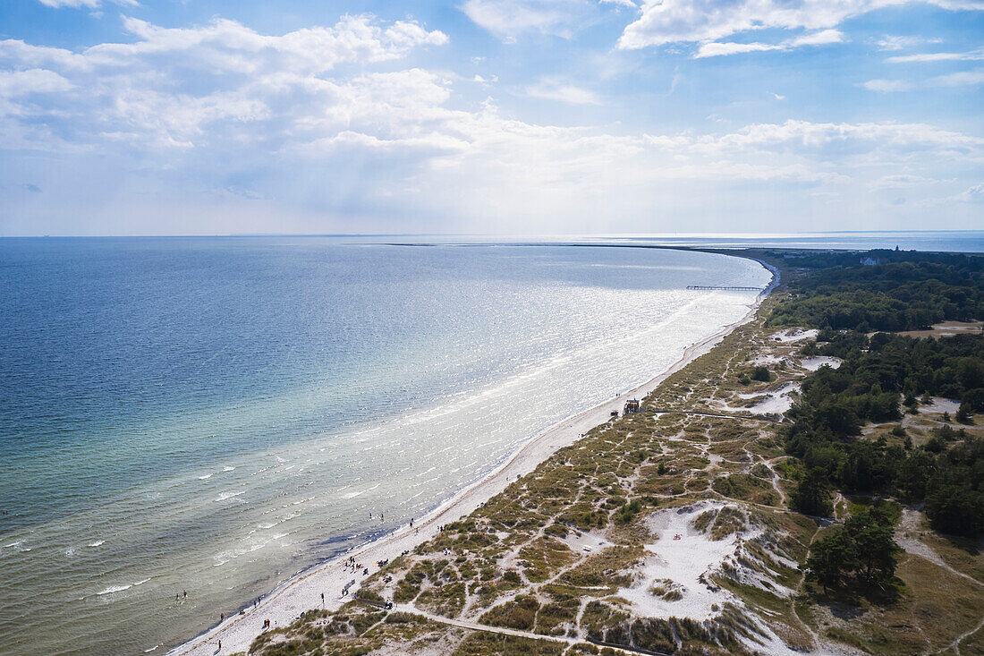 Blick von oben auf einen Sandstrand