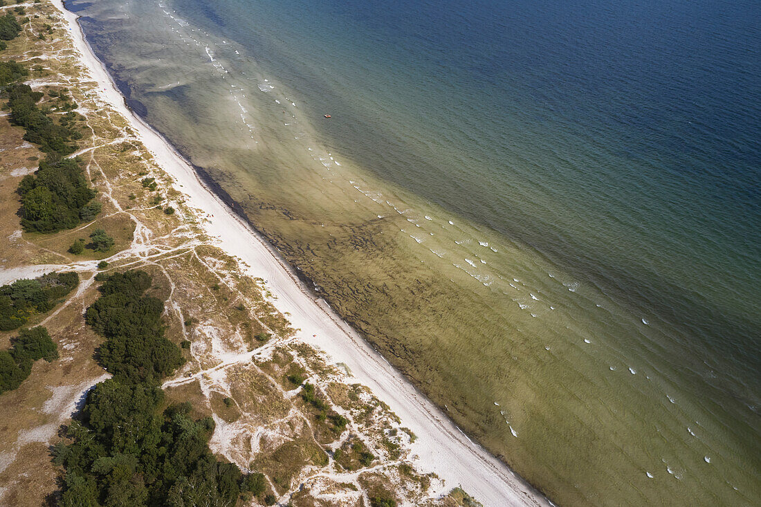 Blick von oben auf einen Sandstrand