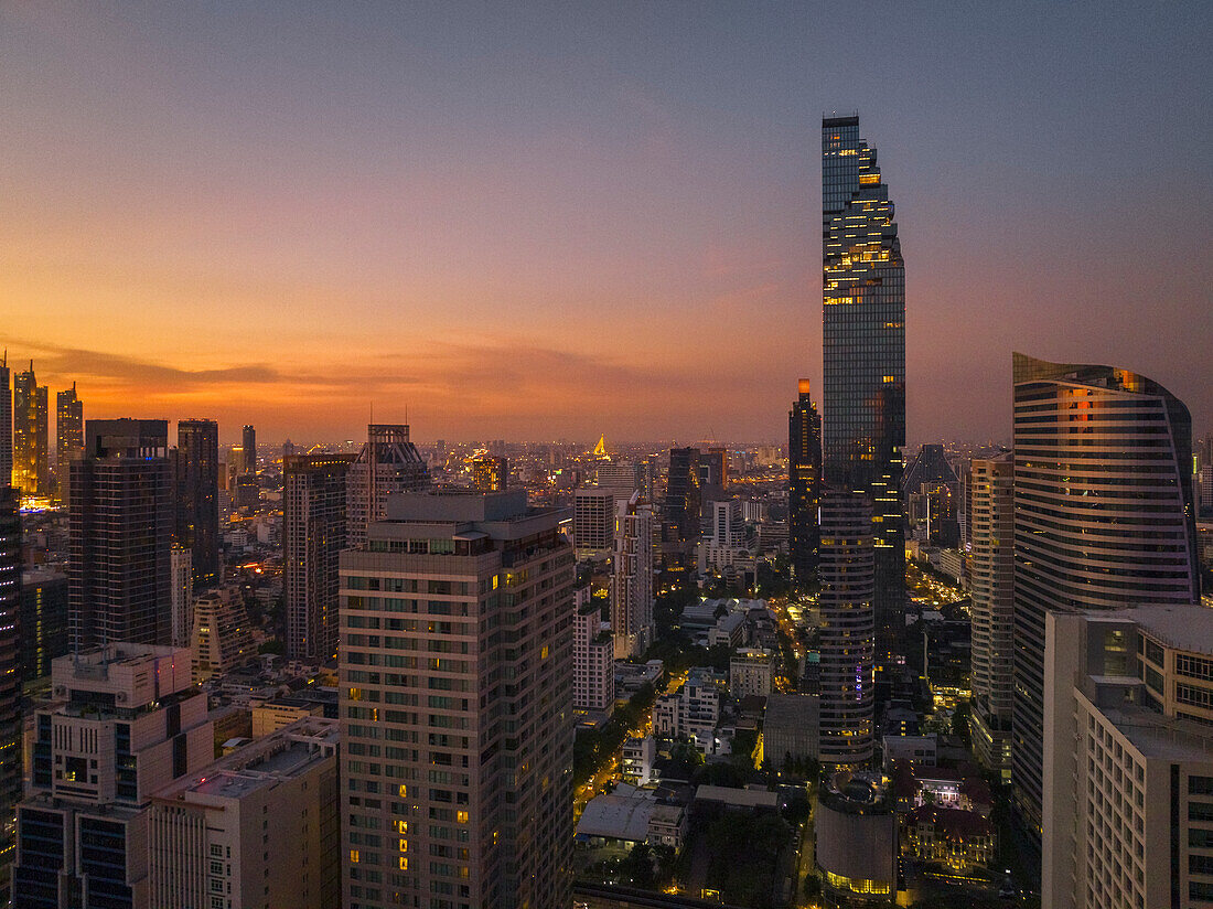 Modernes Stadtbild des Geschäftsviertels bei Sonnenuntergang