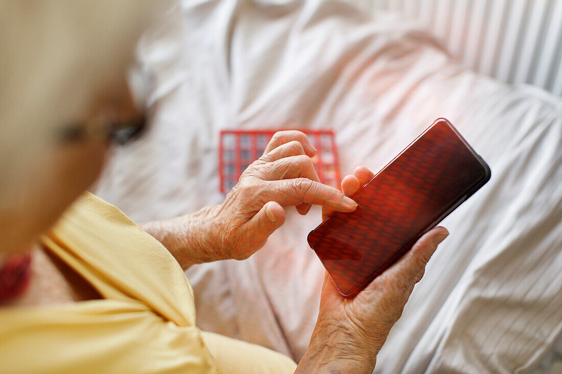 Ältere Frau mit Smartphone