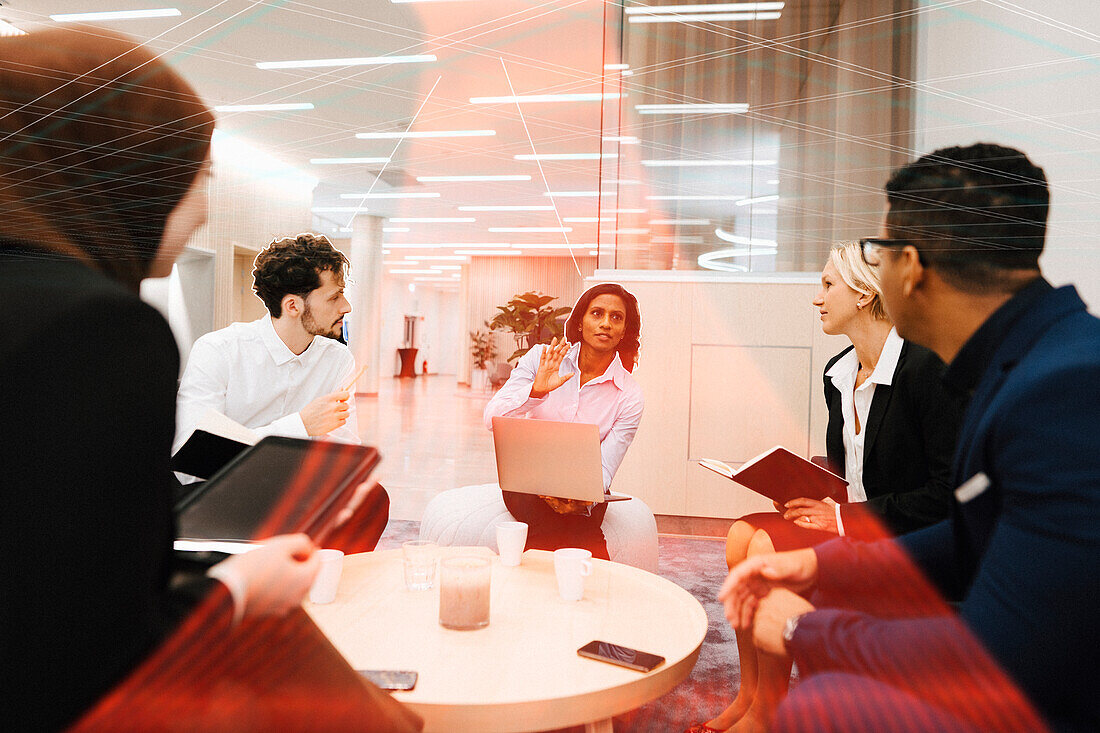 Geschäftsleute bei einer Besprechung im Büro