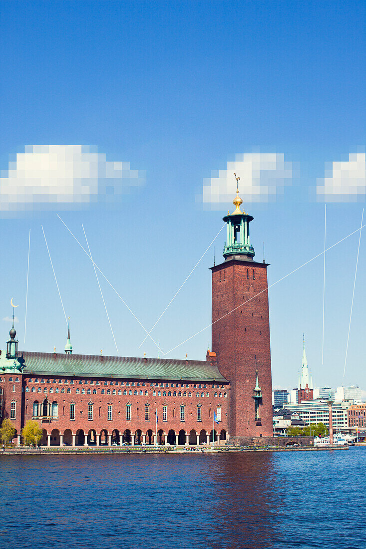 Gepixelte Wolken über dem Rathaus von Stockholm, Schweden