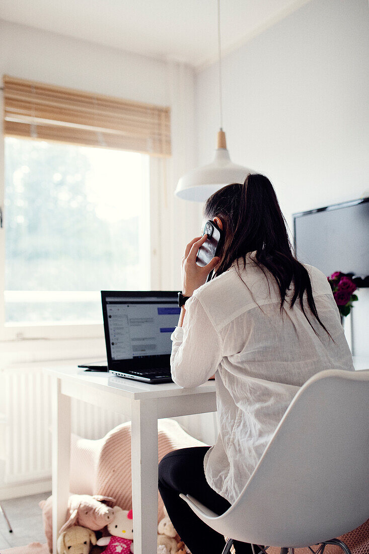 Frau benutzt Mobiltelefon