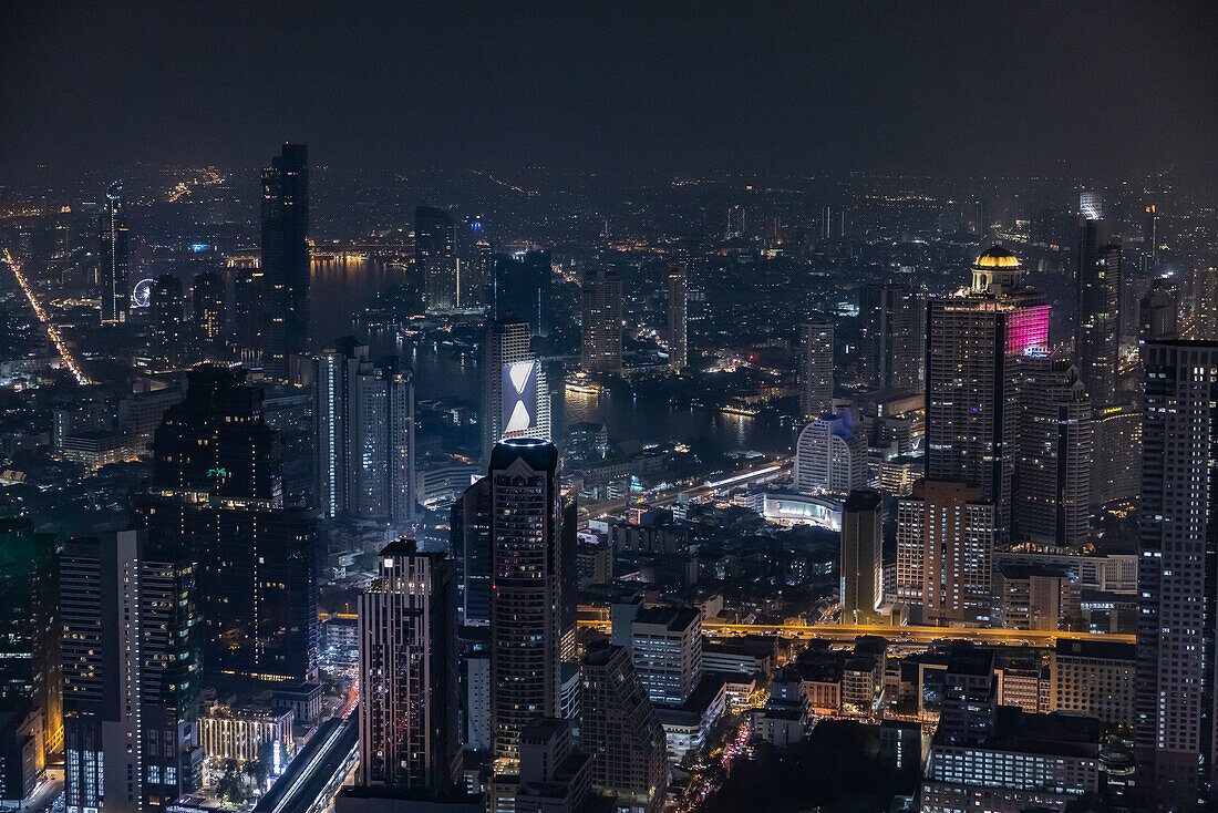 Luftaufnahme einer modernen Stadtlandschaft bei Nacht