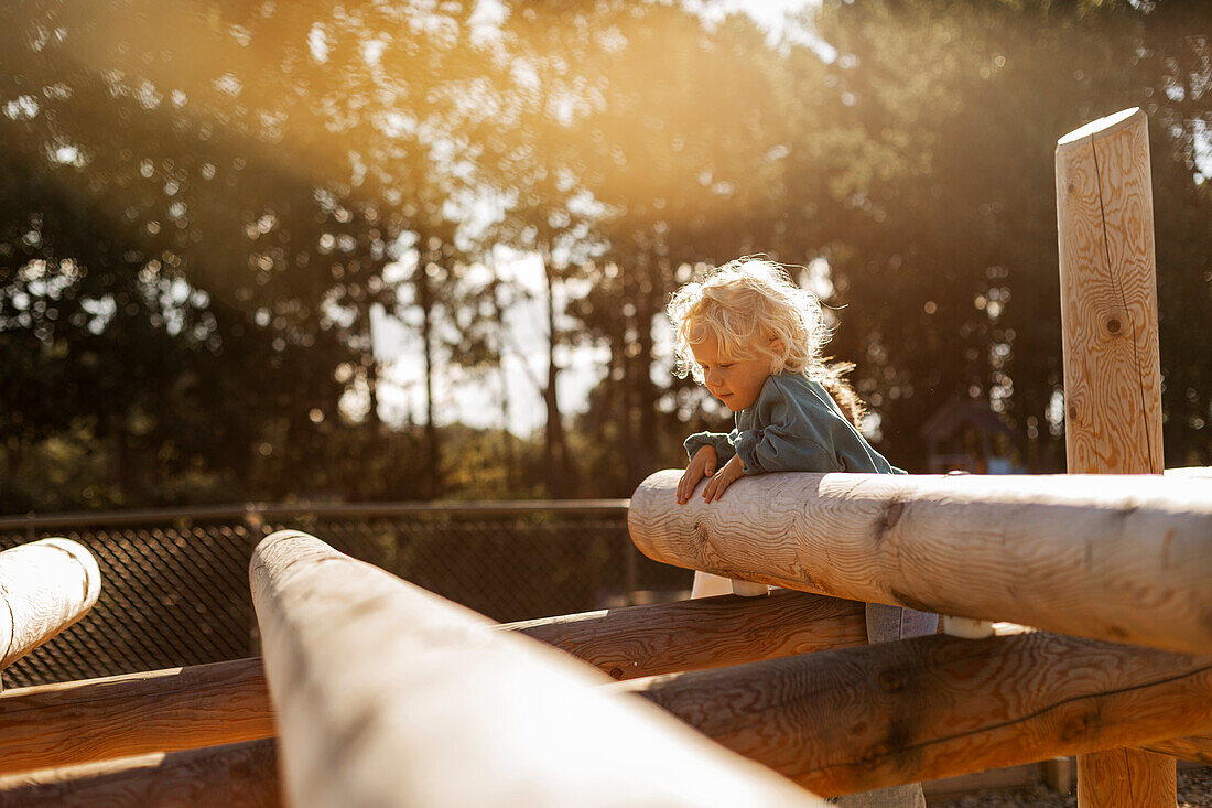 Kind spielt auf dem Spielplatz