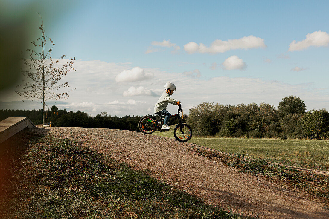 Ansicht eines radfahrenden Kindes