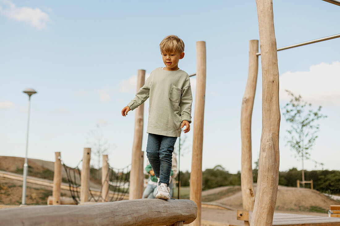 Junge spielt auf dem Spielplatz