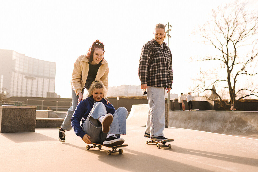 Teenager-Mädchen beim Skateboarden im Skatepark