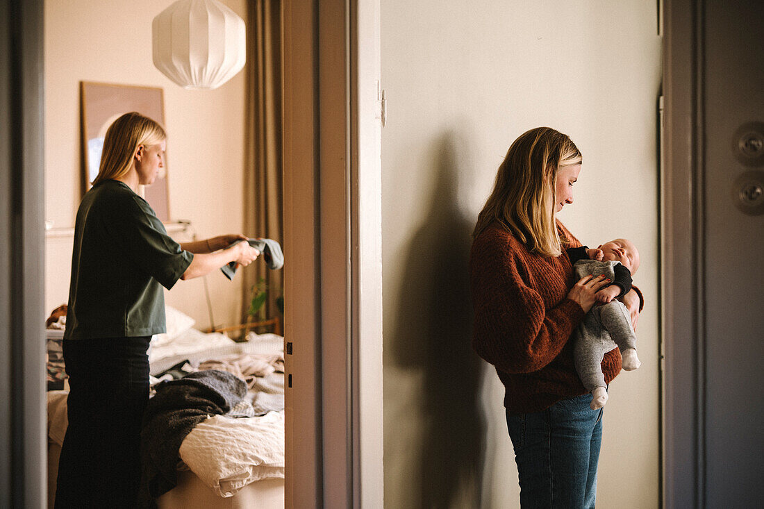 Mütter, die sich um ihr Neugeborenes kümmern und zu Hause Hausarbeiten erledigen