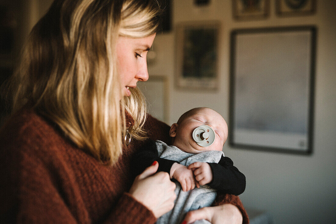 Mutter hält schlafendes neugeborenes Baby