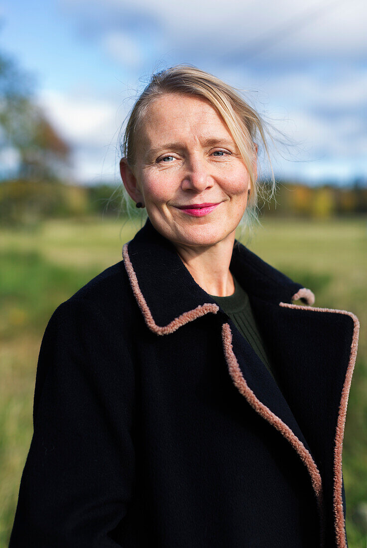 Smiling woman looking at camera