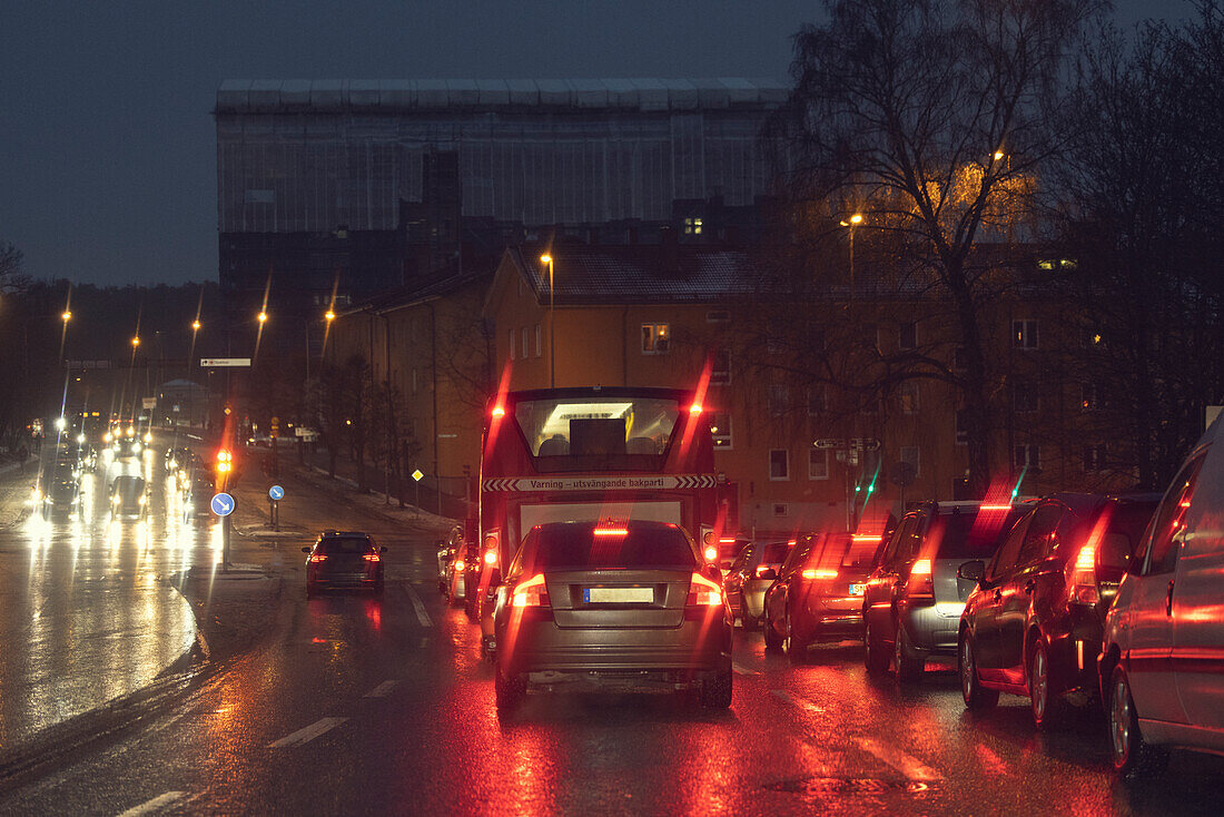 Autos warten an einer roten Ampel an einer Kreuzung