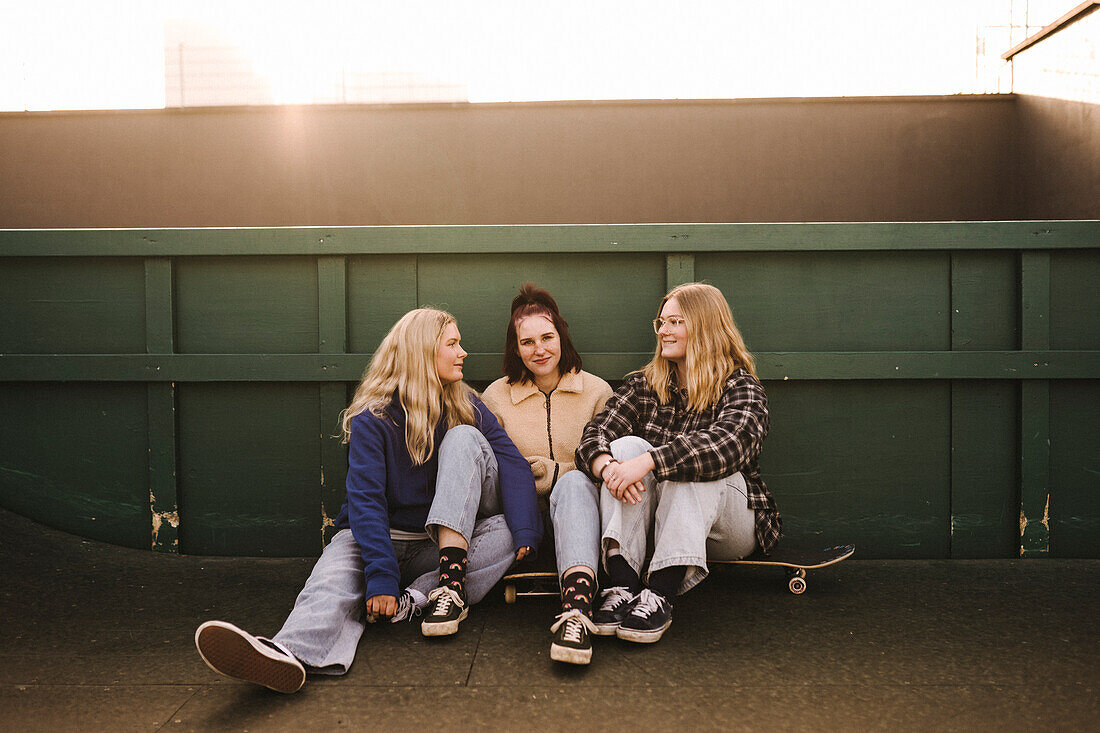 Lächelnde Teenager-Mädchen mit Skateboards