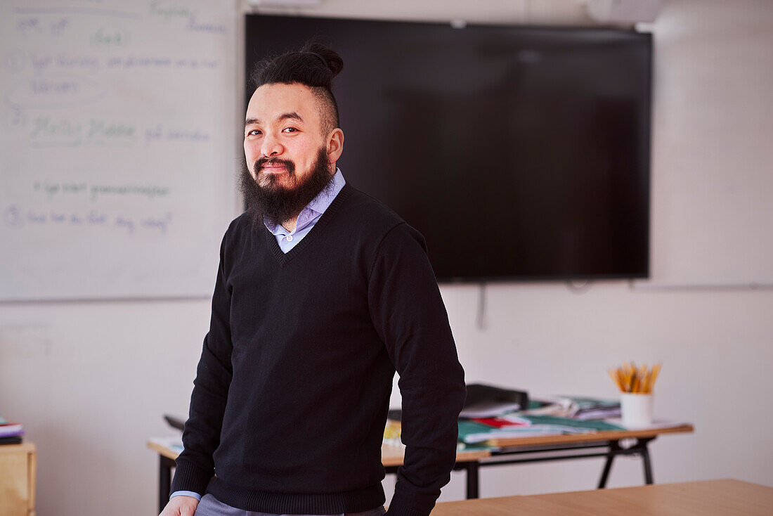 Lächelnde Lehrerin schaut in die Kamera