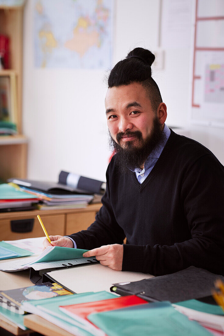 Lächelnde Lehrerin schaut in die Kamera