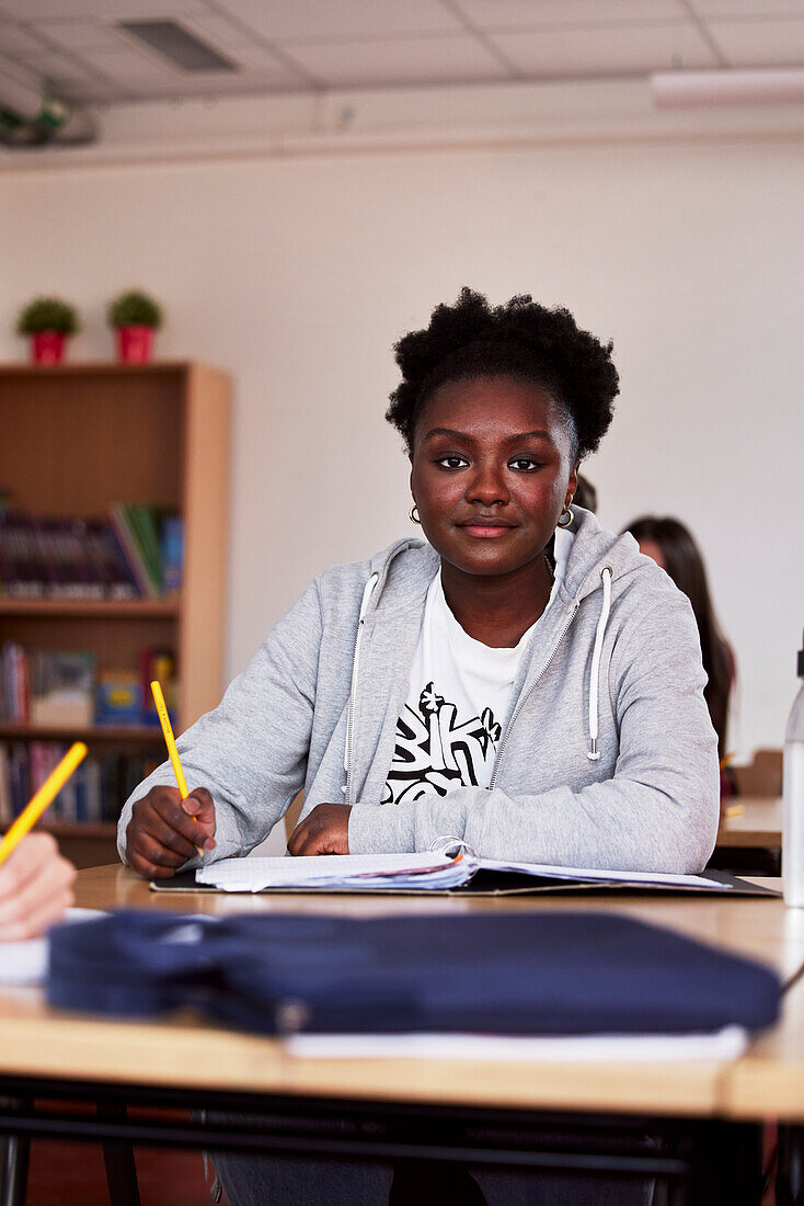 Teenager-Mädchen im Klassenzimmer