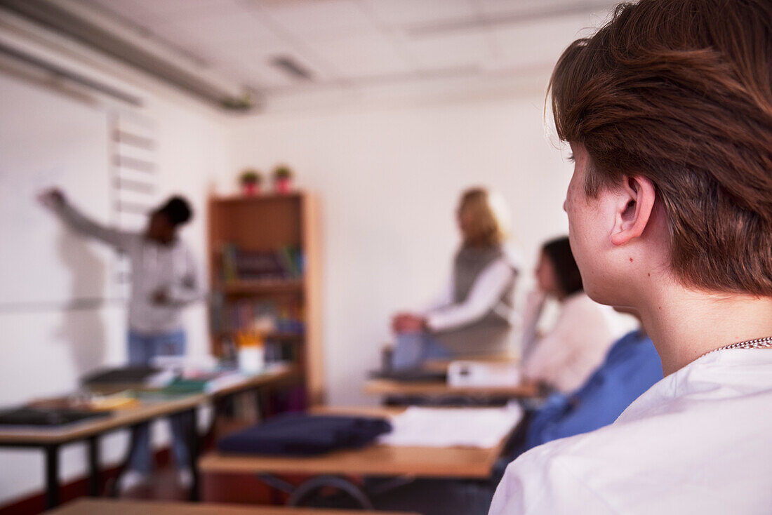 Jugendlicher im Klassenzimmer