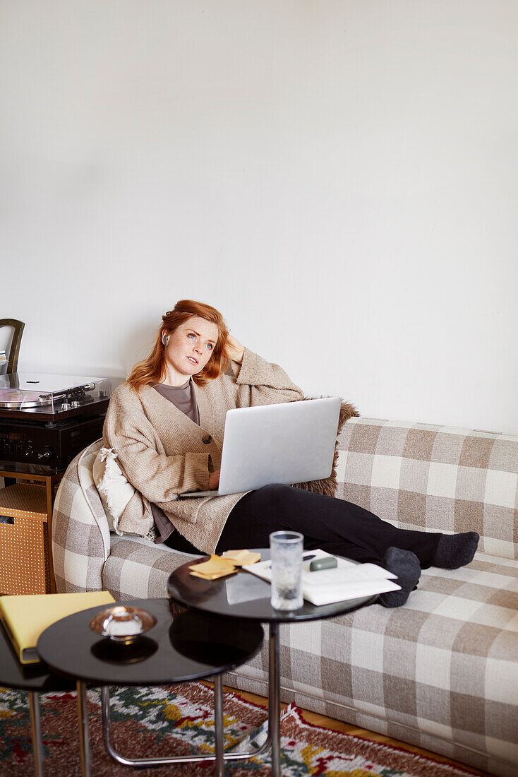 Frau auf dem Sofa mit Laptop