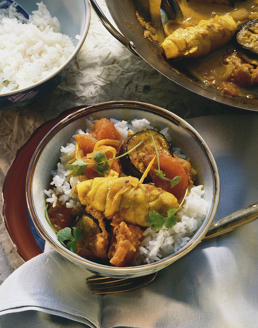 Curry-Fischröllchen mit Auberginengemüse