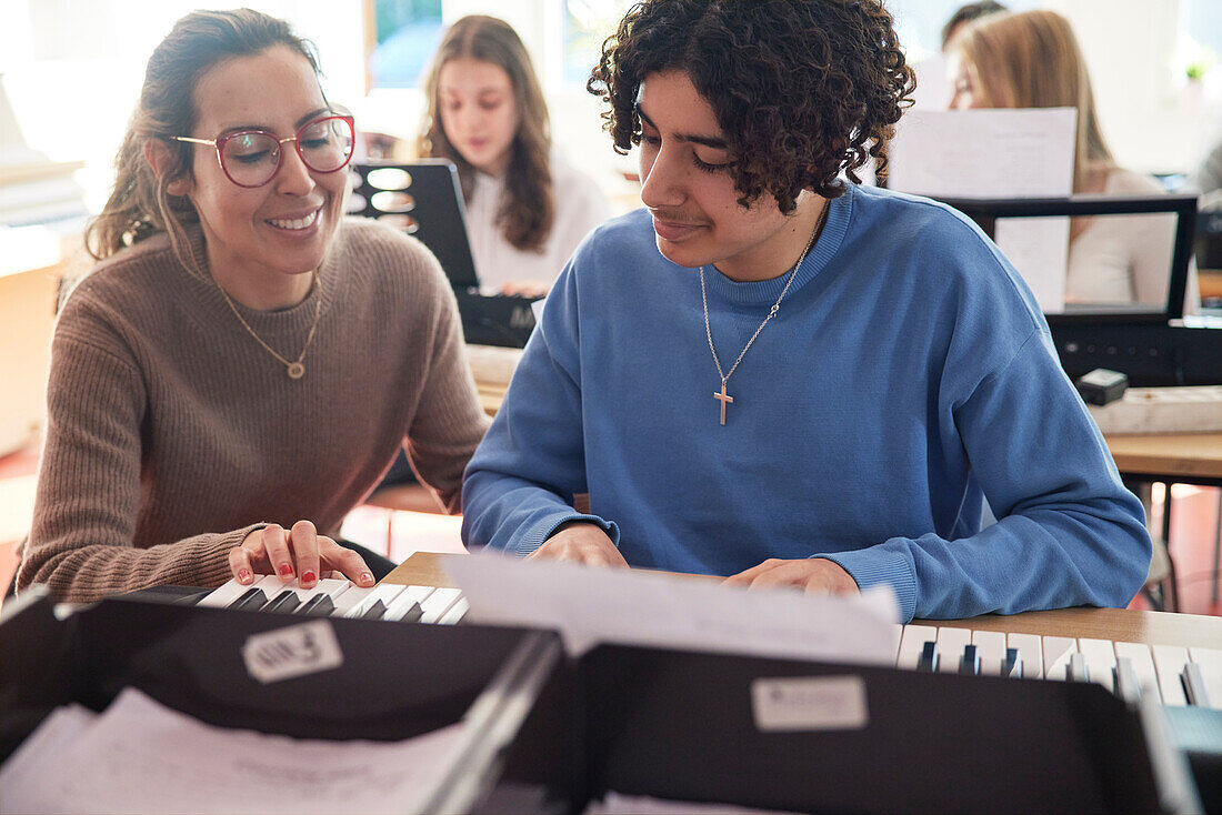 Teenager beim Keyboard-Unterricht