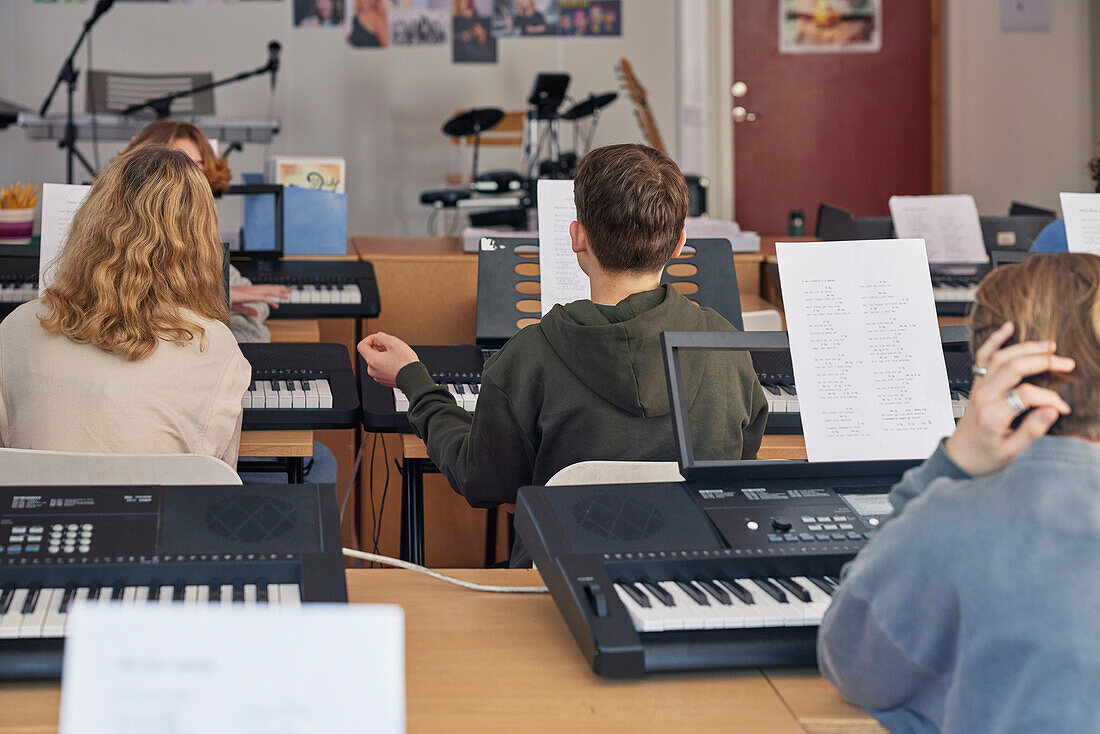 Teenager beim Keyboard-Unterricht