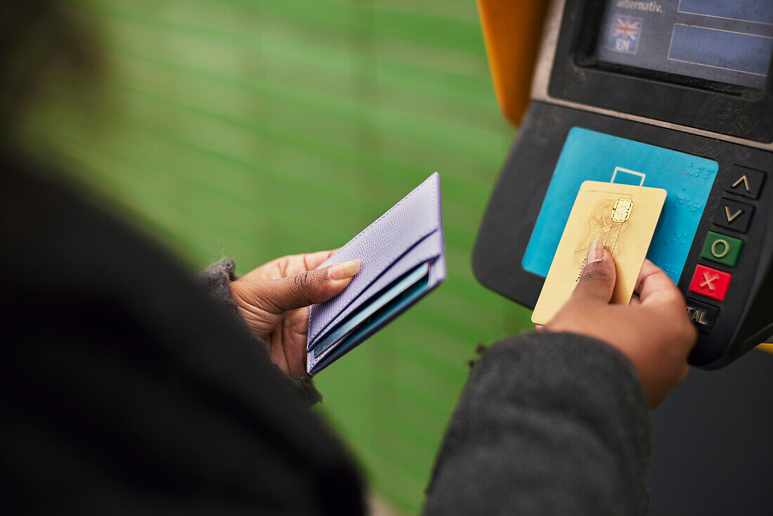 Frau bezahlt Fahrkarte mit Kreditkarte