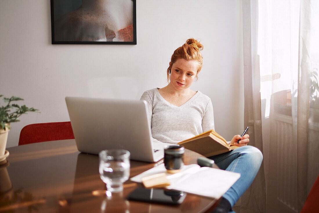 Frau benutzt Laptop zu Hause