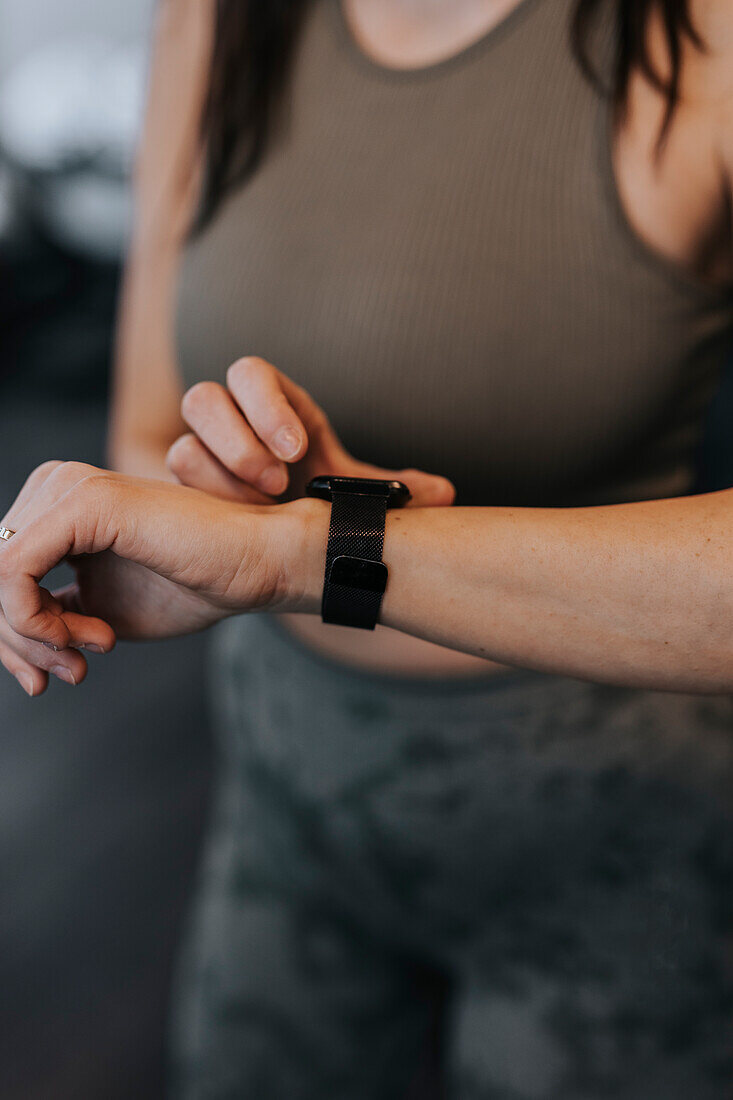 Frau prüft Fitnessuhr