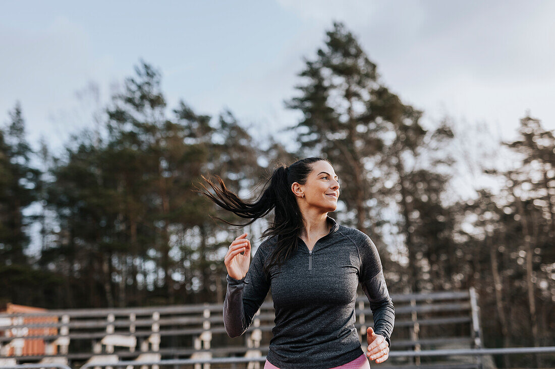 Lächelnde Frau beim Sport