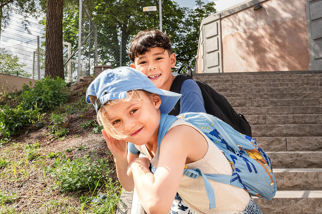 Porträt von lächelnden Kinderfreunden